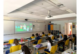 Na imagem os alunos 2º ano do Colégio estão na sala de aula assitindo a um vídeo na lousa digital da sala.