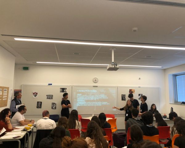 Aula con alumnos presentando sobre su tema (17)en la Hispanidad de 2022
