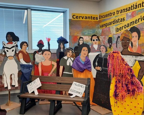 Exposição de mulheres vanguardistas importantes feitas em papelão
