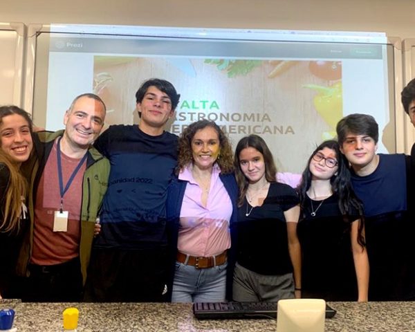 Alunos de primeiro ano acompanhados do professor Cazé, aluna Helena Recco do terceiro ano e orientadora
