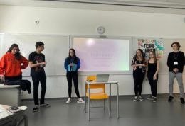 Grupo de 6 alunos, 4 meninas e 2 meninos apresentando uma apresentação de powerpoint sobre a famosa pintora Frida Kahlo