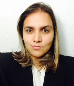 Retrato de Grace Gonçalves: mulher branca de cabelo curto liso predominantemente loiro, com mechas de castanho claro. Rosto afilado, bochechas acentuadas, nariz levemente largo e lábios finos. Em um fundo branco, ela posa, usando uma camisa branca por baixo de um blazer preto, de forma séria, com a boca levemente deslocada à direita. A fotografia foi tirada de forma com que apenas o peitoral para cima ficasse a mostra. Passando por sua sobrancelha esquerda, há uma cicatriz de um corte, fazendo com que a sobrancelha seja falhada.