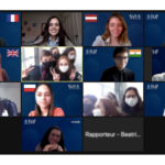 Grupo de alunos reunidos online para a realização do Fórum FAAP 2021. Eles estão usando trajes sociais e posam para o printscreen sorrindo.
