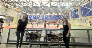 Alunas na quadra durante a Copa Solidária