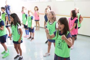 Alunos na aula de breaking